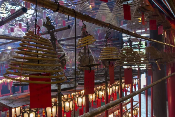 Rökelse spolar och böner skrivna på röda Taggar Man Mo-templet, Hong Kong, Kina, Asien — Stockfoto