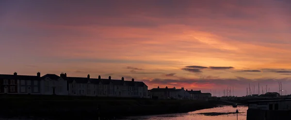 Sonnenuntergang über aberearon village, wales — Stockfoto