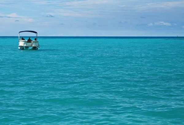 Um único barco de pontão em um mar tropical calmo — Fotografia de Stock