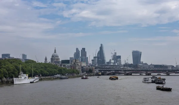 London skyline city view, the River Thames and St Paul 's from the River Thames south bank — стоковое фото