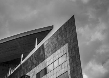 Güçlü çizgiler ve şekiller, bir yüksek doğmak bina