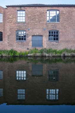 pencere ve kapı kenarında sakin suda yansıyan Birmingham canal yanında bina bir eski, endüstriyel, kırmızı tuğla