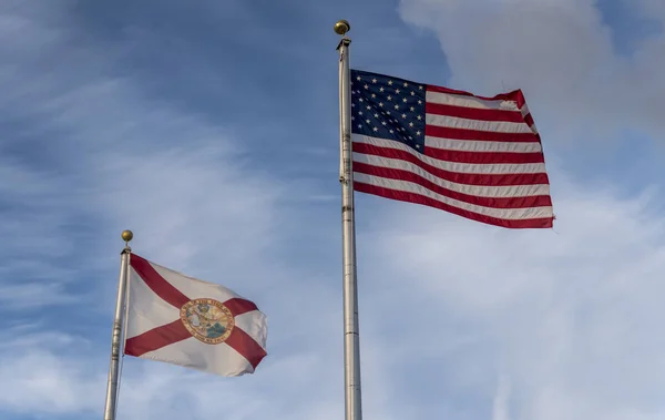 The American and Florida State flag, flying against a blue sky — Stock Photo, Image