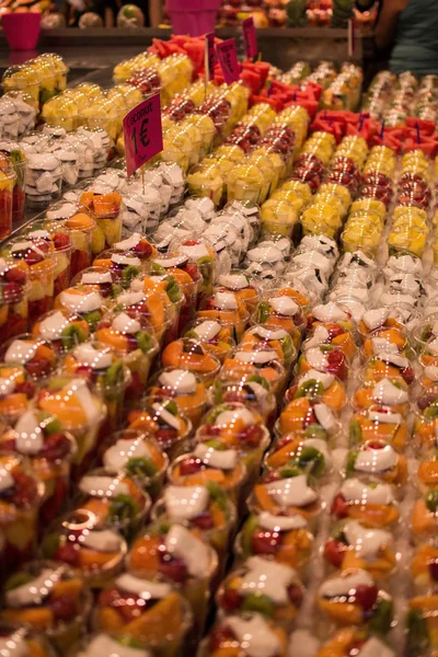 Filas de macetas de frutas frescas colocadas en un puesto de mercado en el Mediterráneo — Foto de Stock