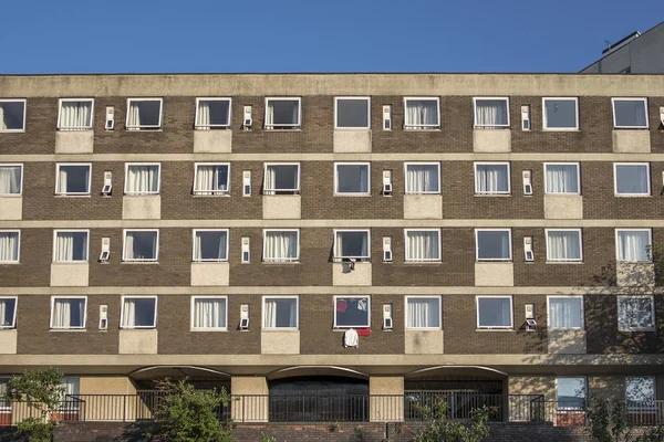 Bloco de apartamentos ao longo do lado do canal Birmingham, Inglaterra, Reino Unido, em um dia muito ensolarado — Fotografia de Stock