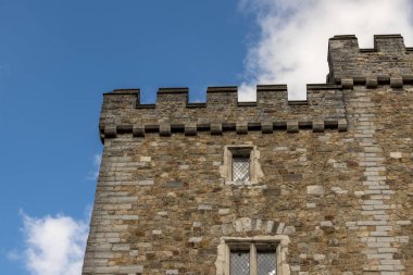 Castle, bir mavi yazlar gökyüzü karşı surları
