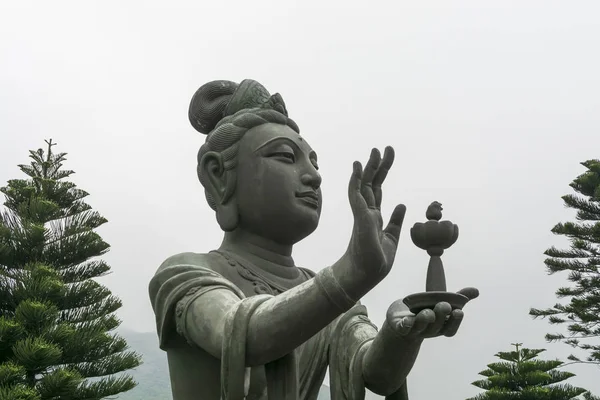 Buddhistickými socha dělat oběti tian tan buddha v hong Kongu — Stock fotografie