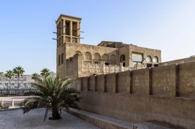 Dubai 'deki Bastakia mahallesindeki eski binalar. Binalar Dubai Deresi 'nin etrafındaki eski yapıların yeniden inşası ve rüzgar kuleleri.