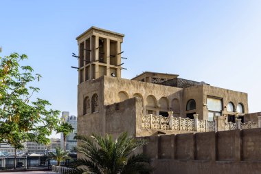 Dubai 'deki Bastakia mahallesindeki eski binalar. Binalar Dubai Deresi 'nin etrafındaki eski yapıların yeniden inşası ve rüzgar kuleleri.