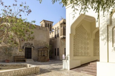 Dubai 'nin eski çeyreğindeki bir Arap avlusunda, dış mekan ve oymalar süsleyin. 