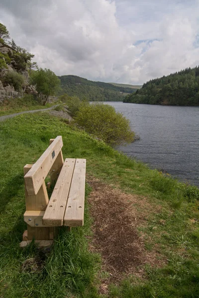 Banco Madera Situado Junto Pintoresco Lago Valle Elan Mid Wales — Foto de Stock