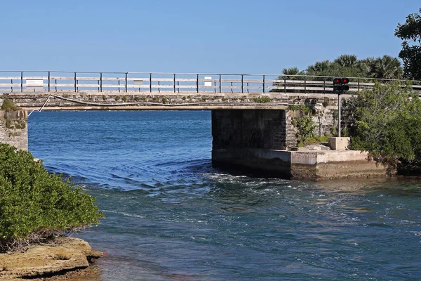 Puente Que Atraviesa Mar Entrante Que Fluye Rápido — Foto de Stock