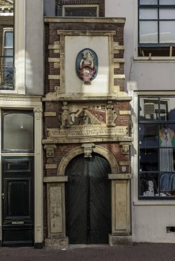 Hollanda, Haarlem 'deki eski bir kapının üzerinde silah ceketi.