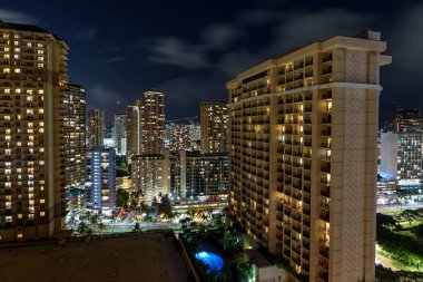 Honolulu, Hawaii 'deki binalar gece aydınlandı.