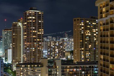 Honolulu, Hawaii 'deki binalar gece aydınlandı.