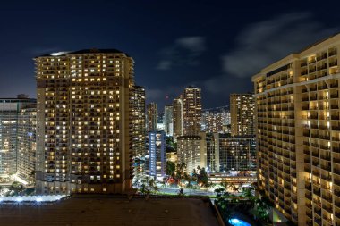 Honolulu, Hawaii 'deki binalar gece aydınlandı.