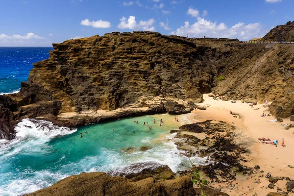 Güneşli bir yaz gününde Halona Koyu, Oahu, Hawaii manzarası.