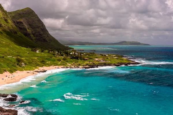 하와이 동쪽에 우해변의 화창하고 하늘은 푸르고 — 스톡 사진