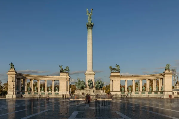Praça Dos Heróis Budapeste Hungria Num Dia Luminoso Ensolarado — Fotografia de Stock
