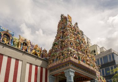 Singapur 'daki Sri Mariamman Hindu tapınağının çatısındaki dekorasyonun detayları.