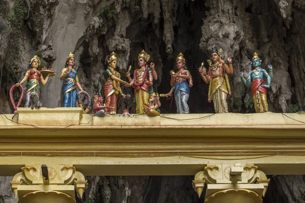 マレーシア クアラルンプールのバトゥ洞窟にあるカラフルなヒンズー教の神々の像 — ストック写真