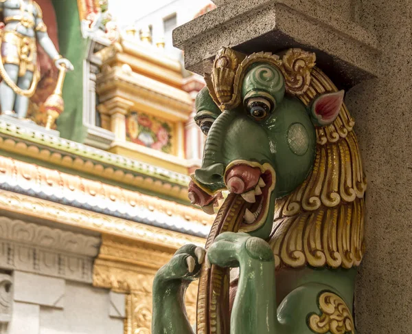 シンガポールのヒンズー教寺院のカラフルな像 — ストック写真