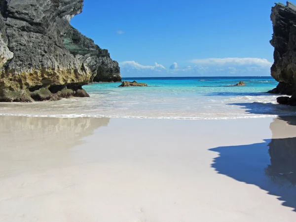Bermuda Adasında Berrak Bir Kumsalın Üzerinde Berrak Bir Deniz Tepesi — Stok fotoğraf