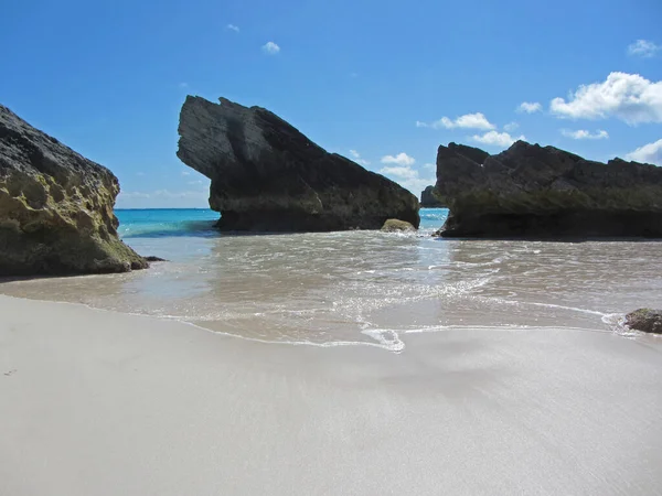Uma Baía Tropical Idílica Com Mar Claro Batendo Areia Lisa — Fotografia de Stock
