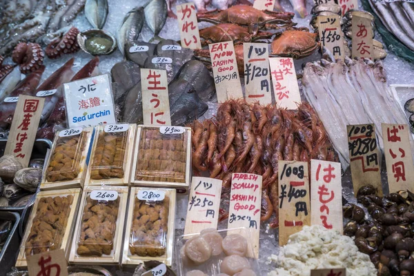 日本市場での販売のための様々な魚製品 — ストック写真