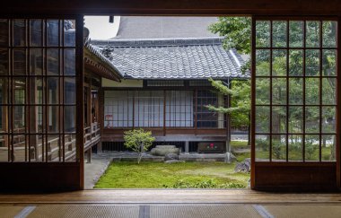 Japonya 'daki tipik bir Zen tapınağının içerisinden manzara