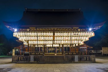 Japon tapınağı, geceleri, tapınağın etrafında yüzlerce kağıt fener parlıyordu.