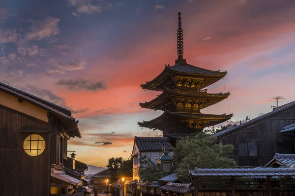 Kyoto 'da, dramatik bir gökyüzü tarafından günbatımı gibi çerçevelenmiş bir Japon tapınağı.