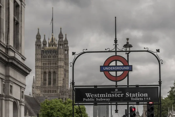 Entrada Para Estação Metrô Westminster London Com Casas Parlamento Segundo — Fotografia de Stock