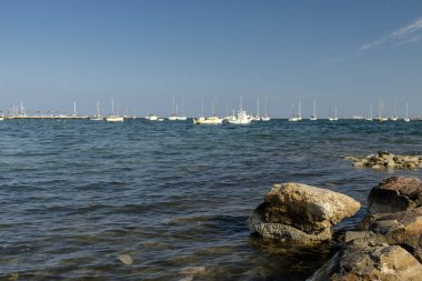 Mar Menor 'un berrak suları, İspanya' nın doğu kıyısında yer alan Akdeniz 'in iç kısımları. Gemiler kıyıya yanaştı.