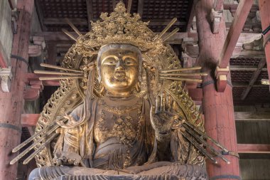 Tarihi Todai-ji Tapınağı 'ndaki Altın Buda Heykeli, Nara, Japonya
