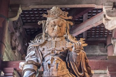 Nara, Kansai, Honshu, Japonya, Asya 'daki Daibutsu-den Salonu' nda (Büyük Buda Salonu) bir tapınak muhafızı.
