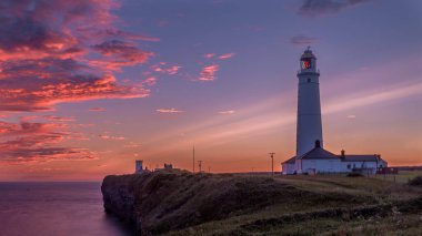 Nash Point Deniz Feneri, gün batımında. Deniz feneri Güney Galler 'de, Galler Sahil Yolu' nda..