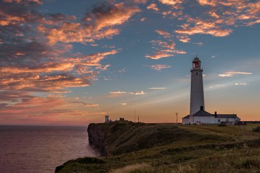 Nash Point Deniz Feneri, gün batımında. Deniz feneri Güney Galler 'de, Galler Sahil Yolu' nda..