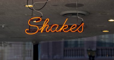 Neon iç çekiş, 'Shakes' reklamı, bir Amerikan lokantasında