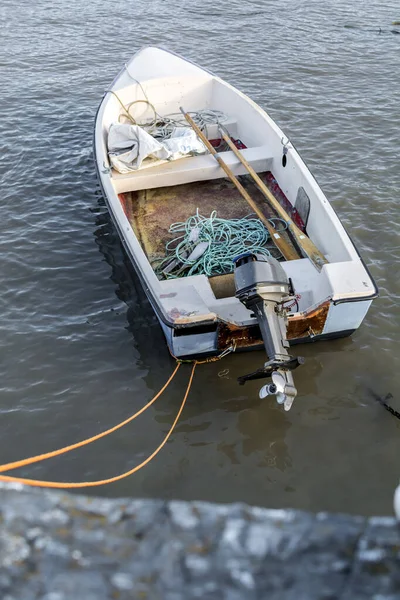 Una Lancha Motor Pequeña Amarrada Puerto — Foto de Stock