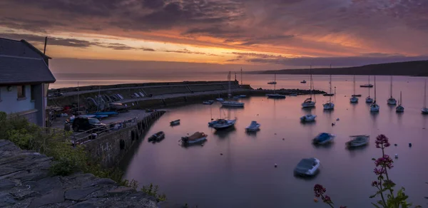 Amanhecer Sobre Porto Com Pequenos Barcos Iates — Fotografia de Stock