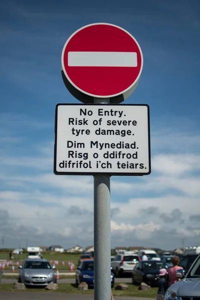 Una Señal Entrada Con Texto Inglés Galés — Foto de Stock