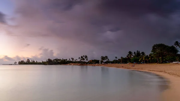 Nubes Tormenta Rodando Sobre Una Playa Tropical Atardecer Mar Está — Foto de Stock