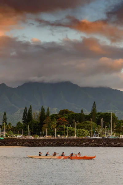 Barco Multipessoal Tradicional Que Está Sendo Remado Mar Havaí Atrás — Fotografia de Stock