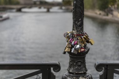 Fransa 'da Paris' te bir sokak lambasında asma kilit.
