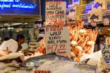 Çiftçi pazarında taze balık satılıyor. Balıklar buza konur ve etiketlenir. Pazar, Seattle 'daki ünlü Pike Place pazarıdır.