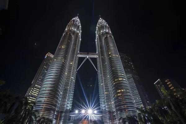 Διάσημοι Πύργοι Πετρώνα Στην Κουάλα Λουμπούρ Της Μαλαισίας Φωτίζονται Νύχτα — Φωτογραφία Αρχείου