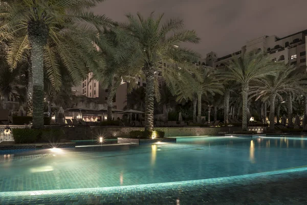 Een Groot Zwembad Een Luxe Resort Nachts Het Zwembad Verlicht — Stockfoto