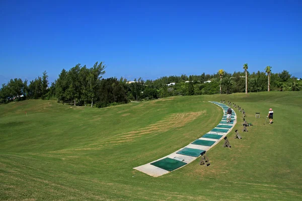 Een Driving Range Een Zonovergoten Golfbaan Met Twee Mensen Die — Stockfoto