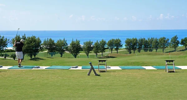 Uma Faixa Condução Campo Golfe Ensolarado Com Uma Pessoa Praticando — Fotografia de Stock